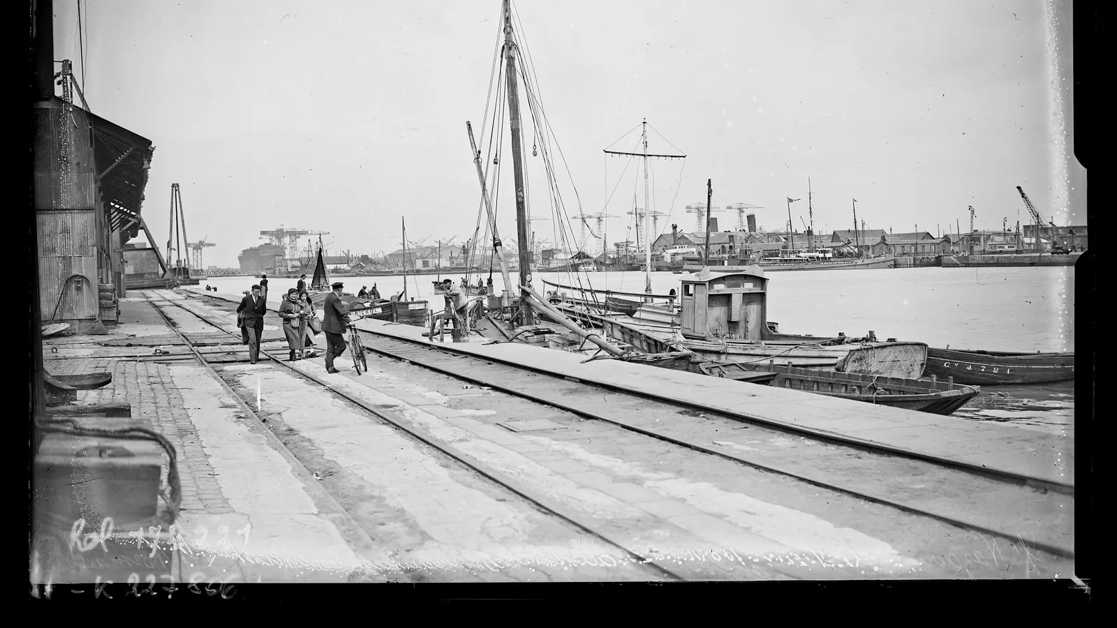 Le vieux port et les chantiers de Penhoët à Saint-Nazaire (photo historique)